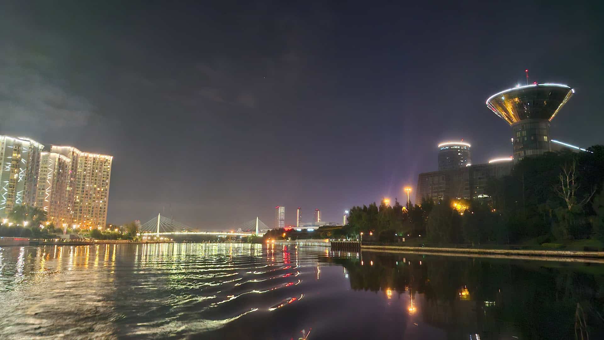 Правительство Московской области ночью с воды