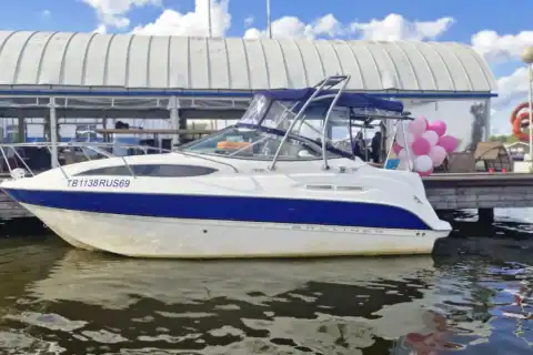 Катер Bayliner вид сбоку у пирса