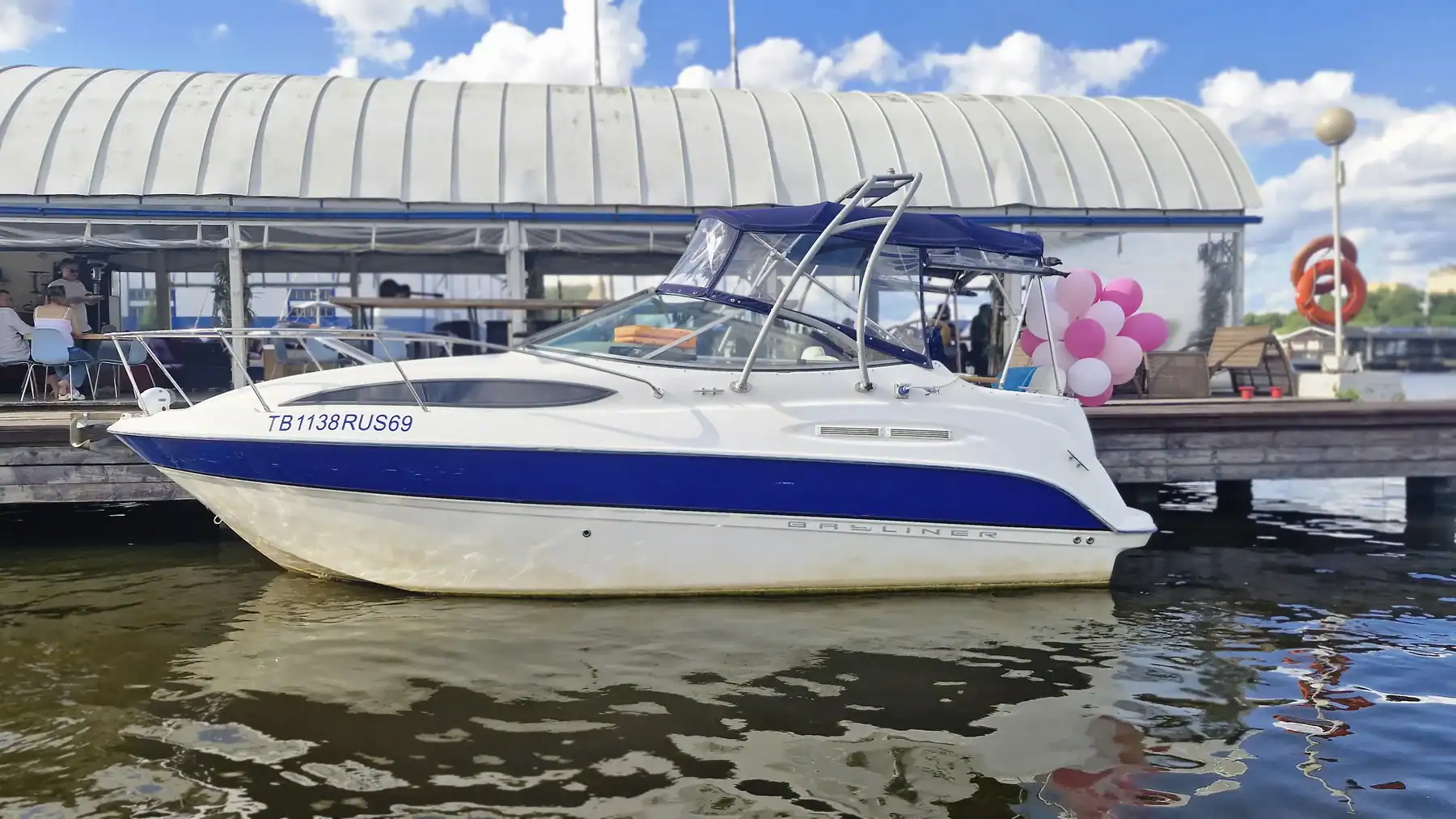 Катер Bayliner вид сбоку у пирса