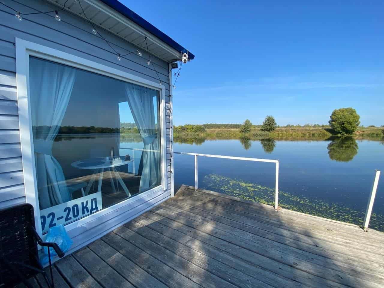 Терраса плавдома у воды