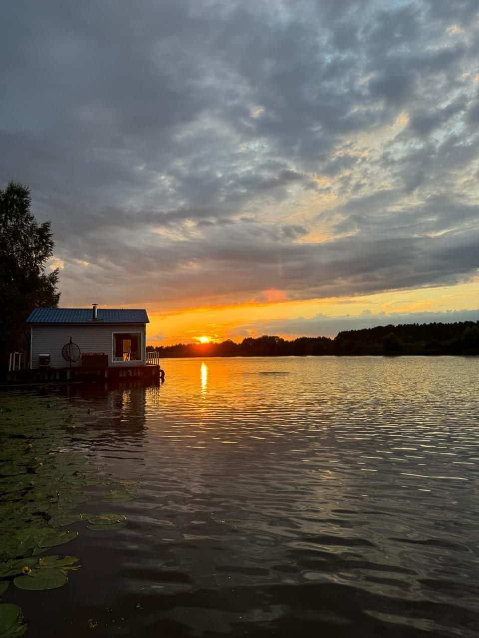 Плавдом на воде на закате