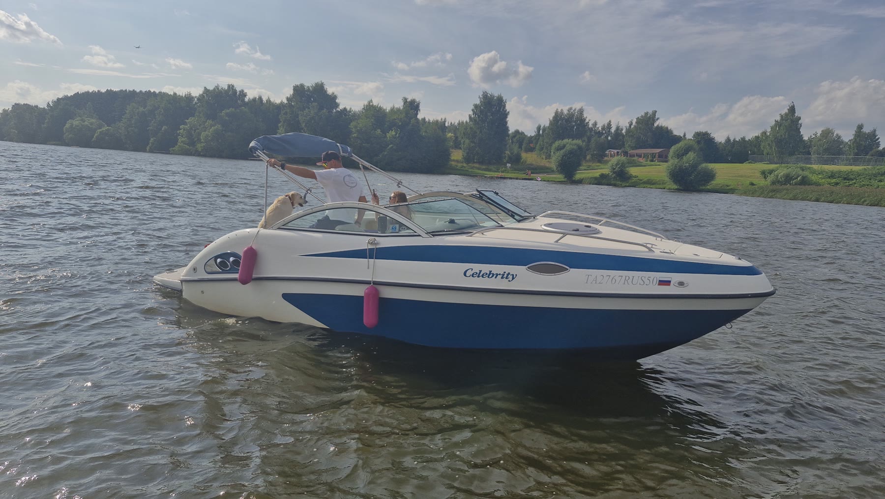 Катер Celebrity 220 на воде с гостями