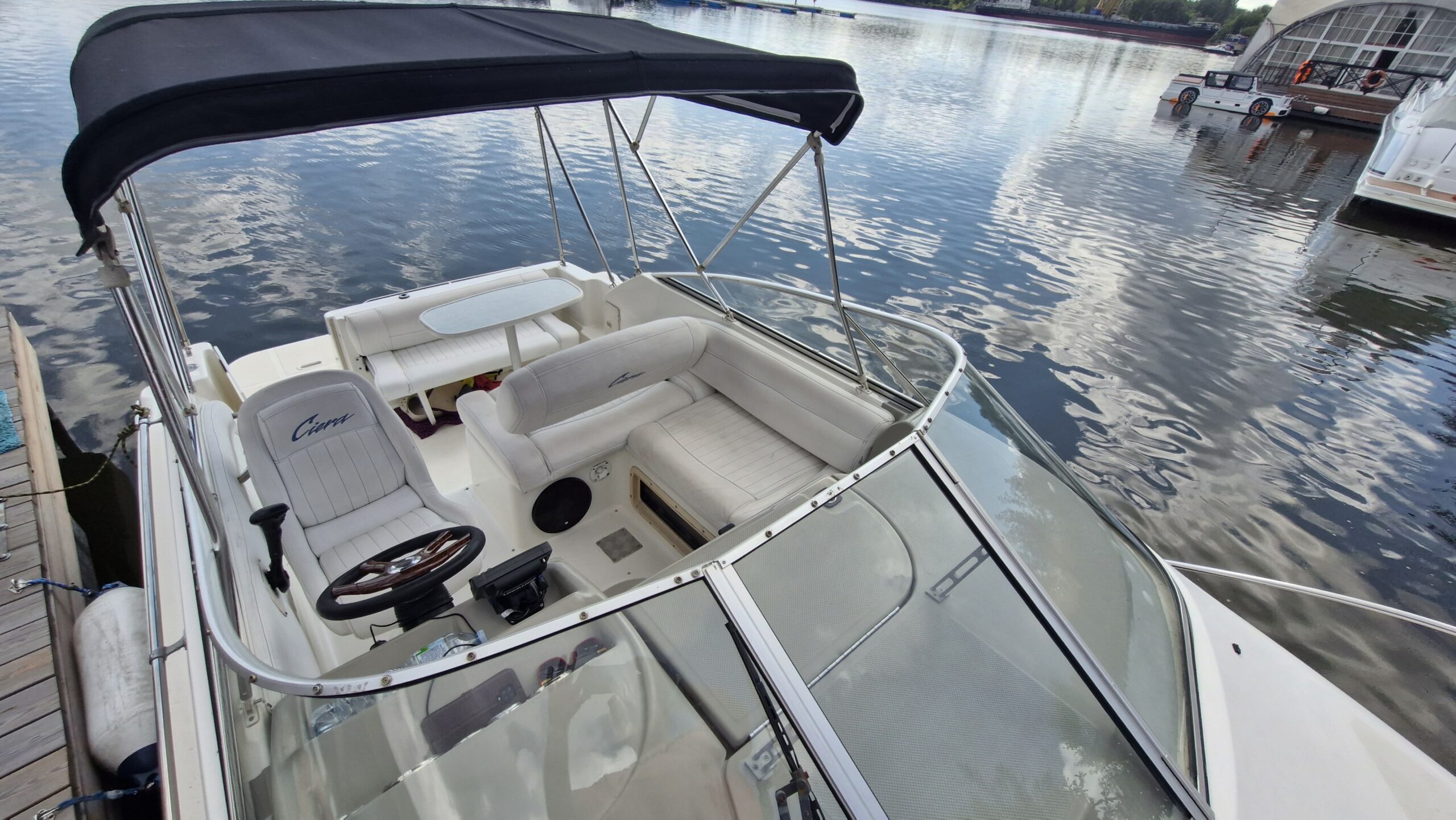 Катер Nightliner Bayliner Black вид сверху на кокпит